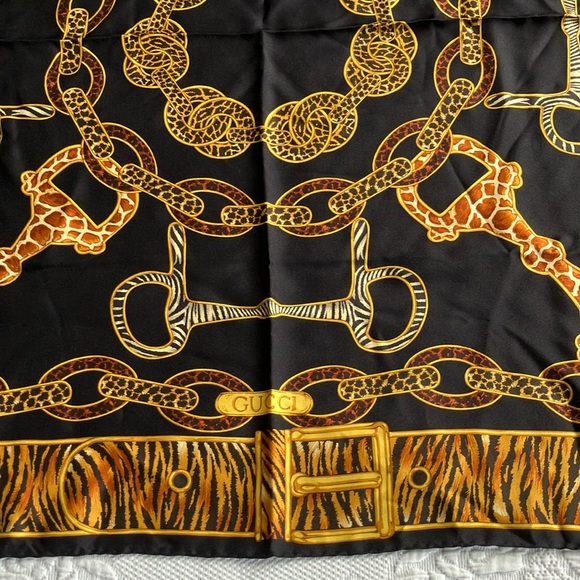 Gucci horse bit animal print chain link silk square scarf - Picture 2 of 16
